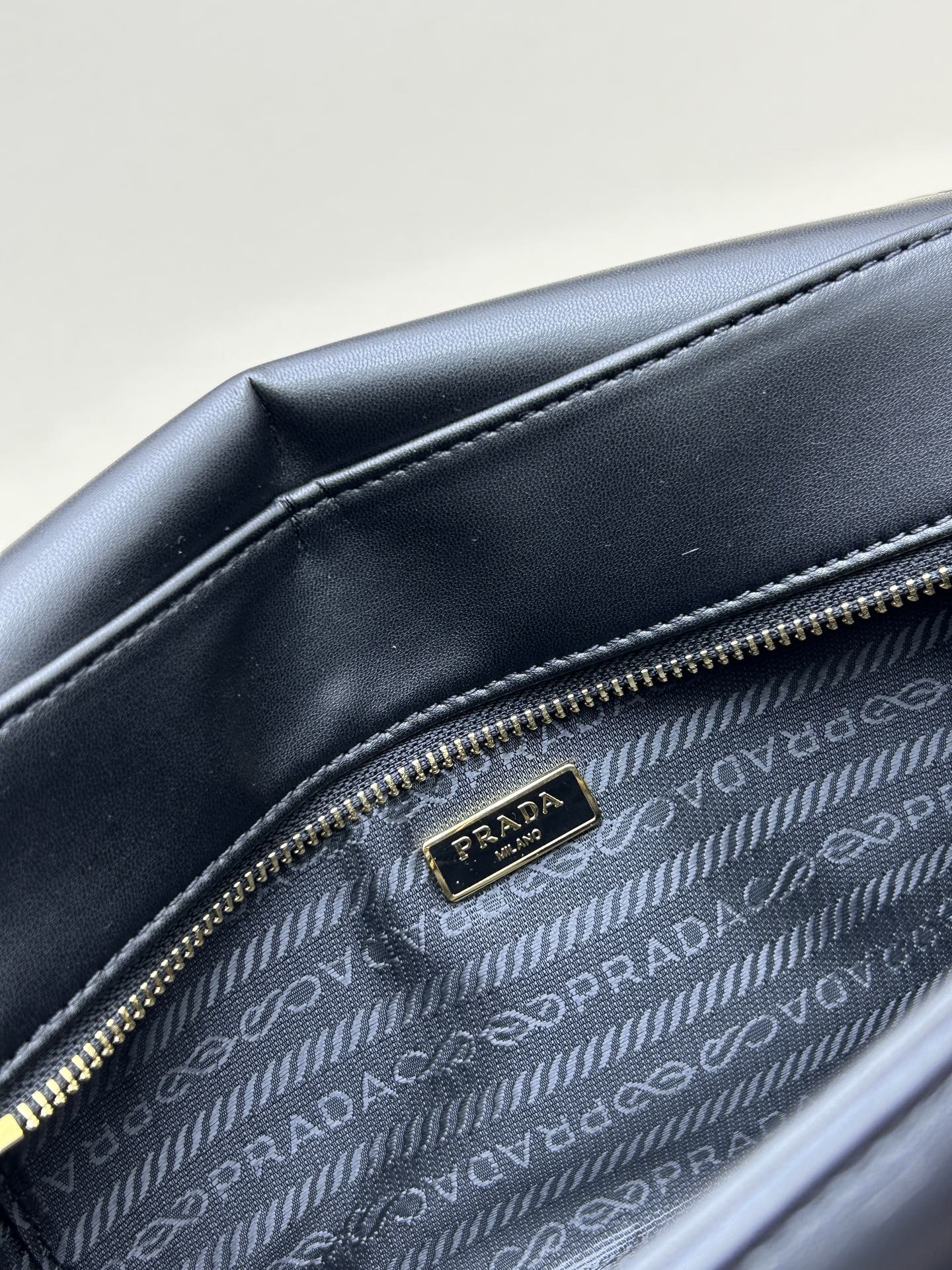 PRADA(プラダ)  革 肩掛け バッグ 30x14x10cm
