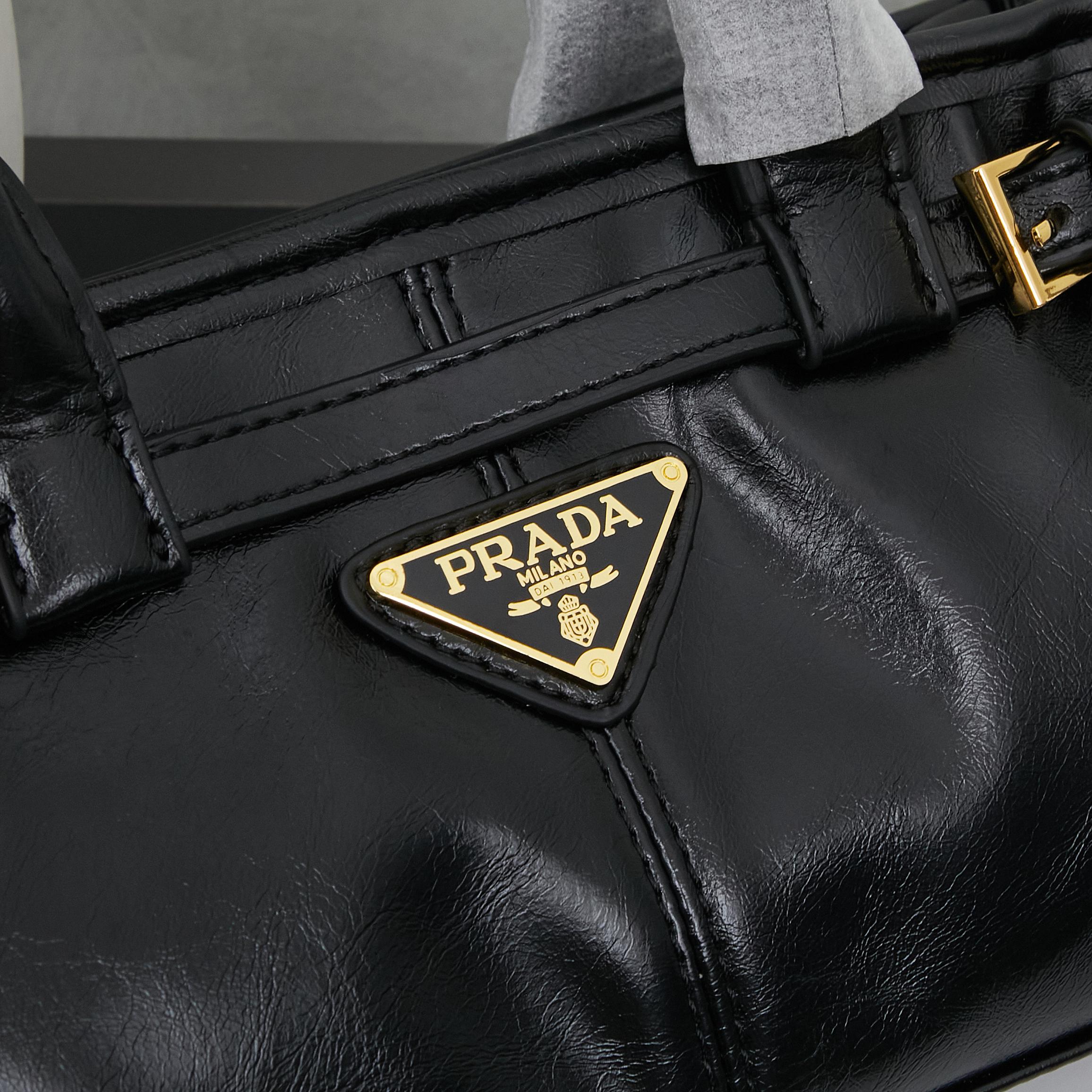 PRADA(プラダ)  肩掛け バッグ 黒 24x13x18cm