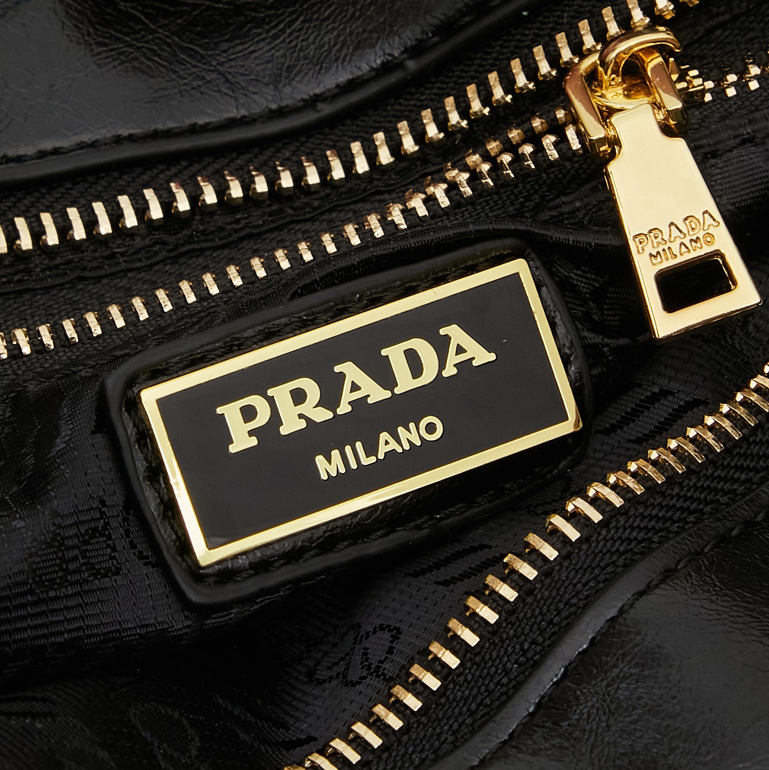PRADA(プラダ)  肩掛け バッグ 黒 24x13x18cm