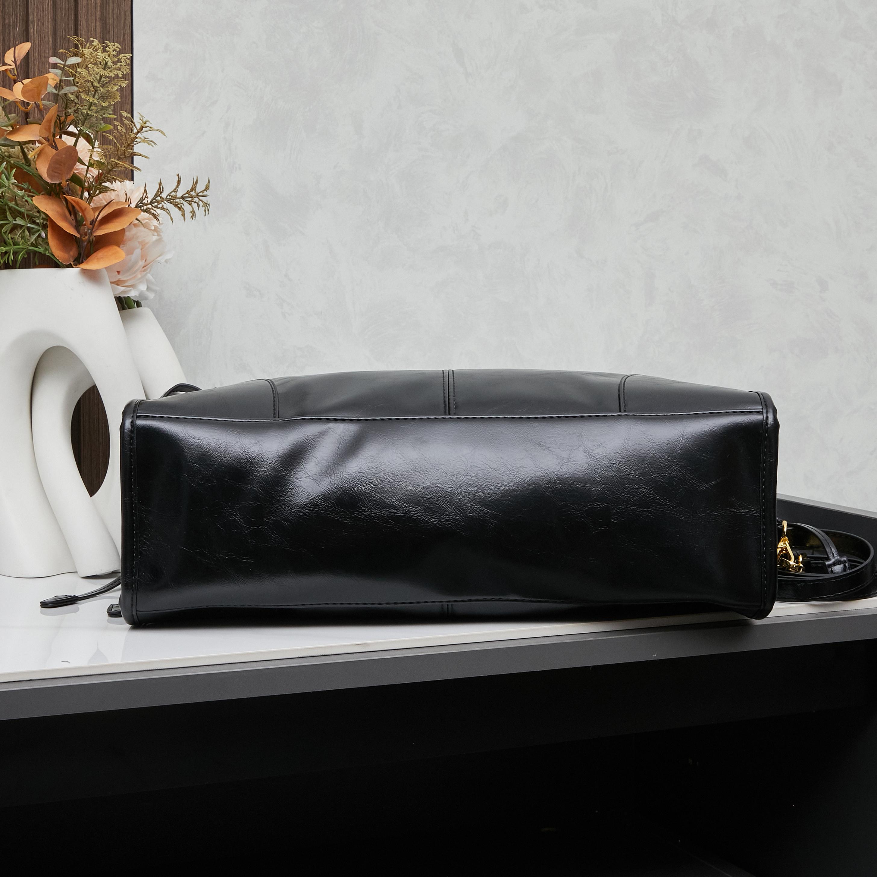 PRADA(プラダ)  肩掛け バッグ 黒 38x24x12cm