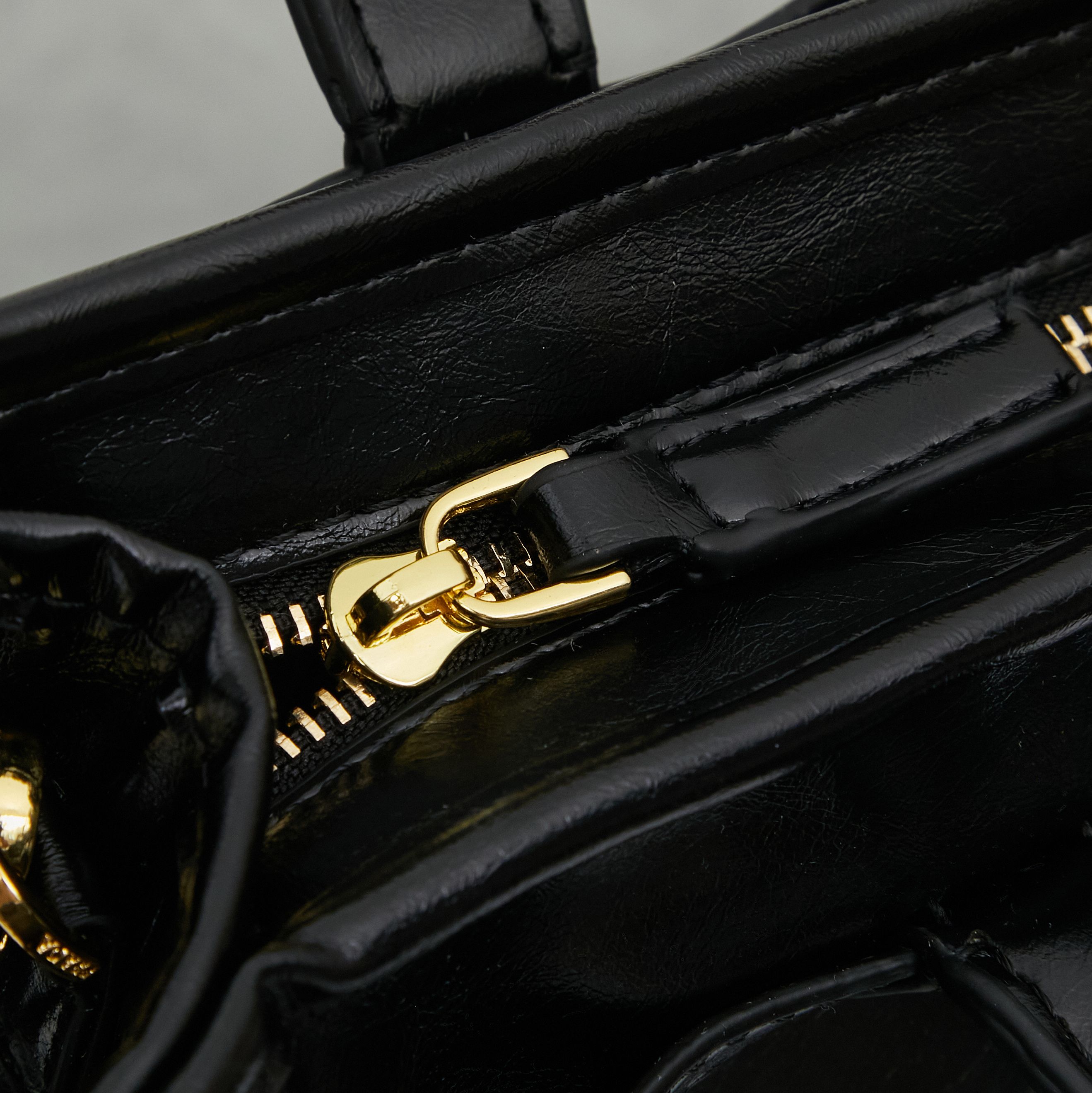 PRADA(プラダ)  肩掛け バッグ 黒 38x24x12cm