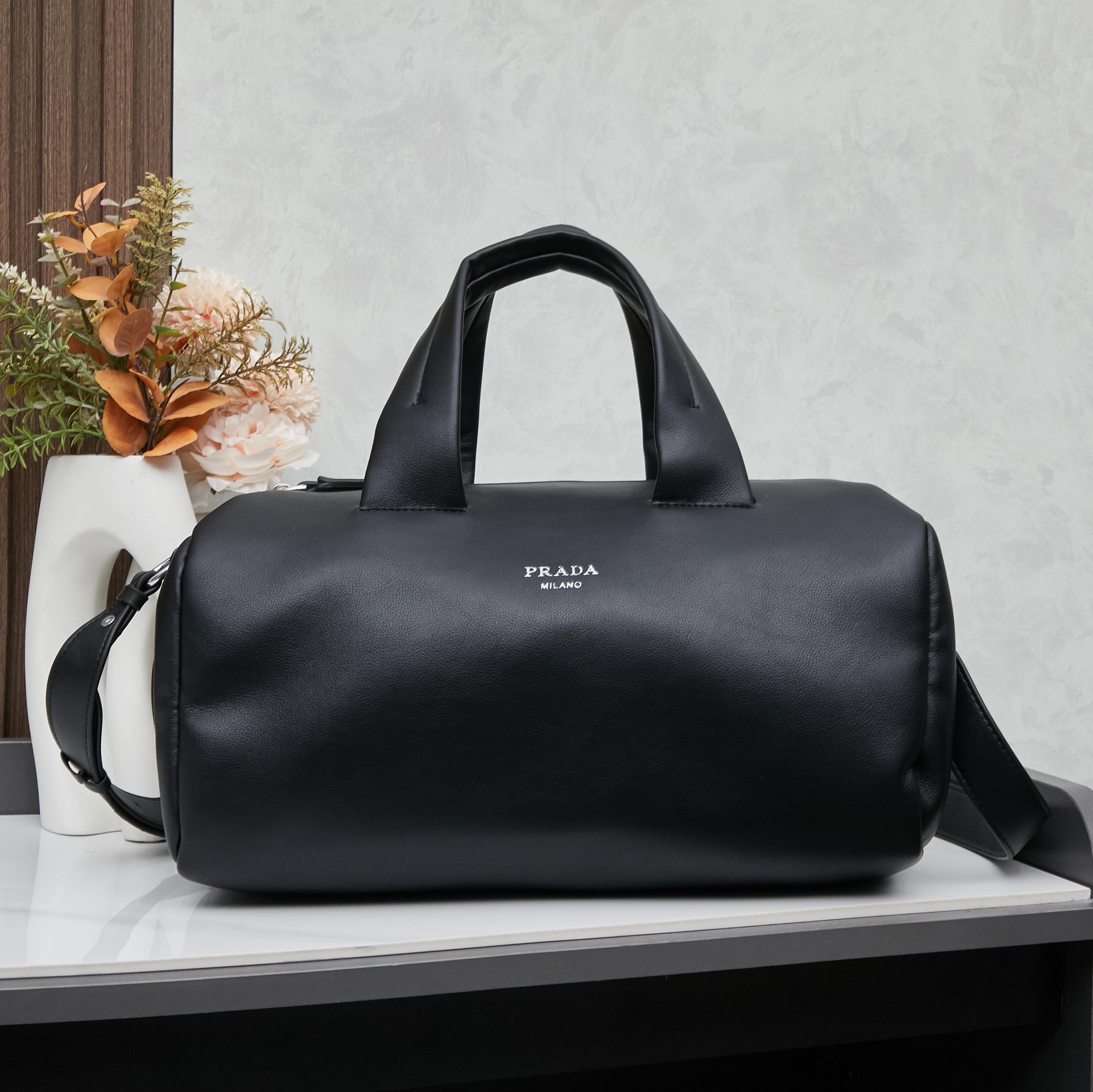 PRADA(プラダ)  肩掛け バッグ 黒 36x16x16cm