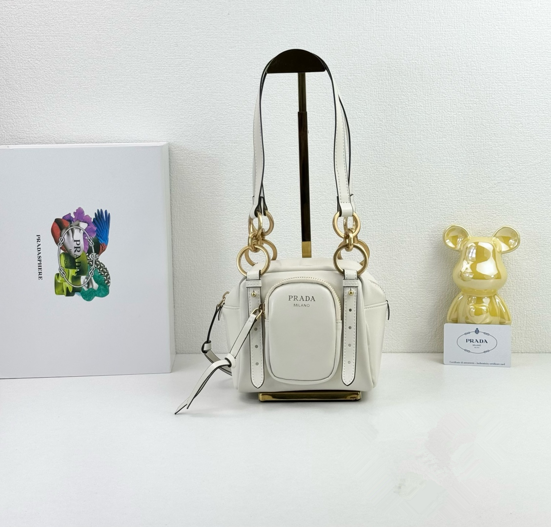 PRADA(プラダ)  肩掛け バッグ 白 15x15cm