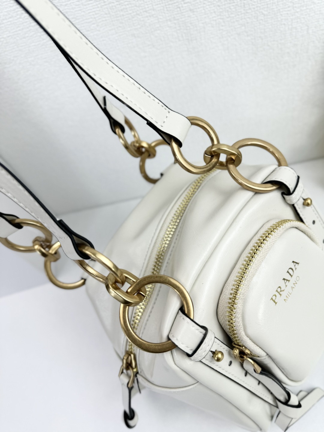 PRADA(プラダ)  肩掛け バッグ 白 15x15cm