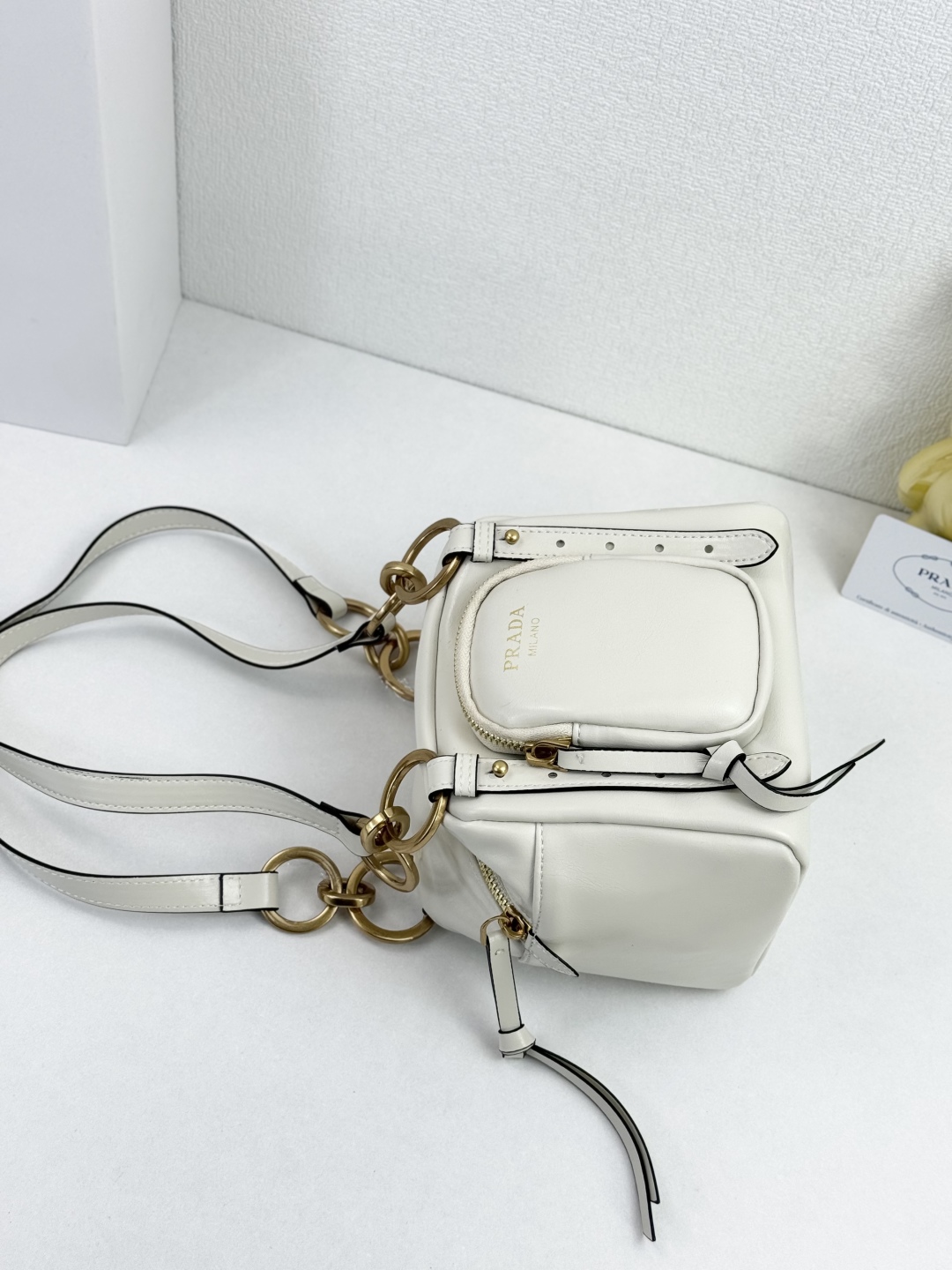 PRADA(プラダ)  肩掛け バッグ 白 15x15cm