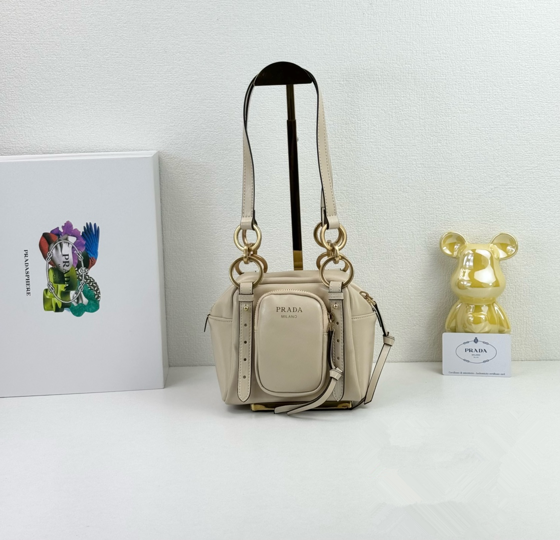 PRADA(プラダ)  肩掛け バッグ 15x15cm