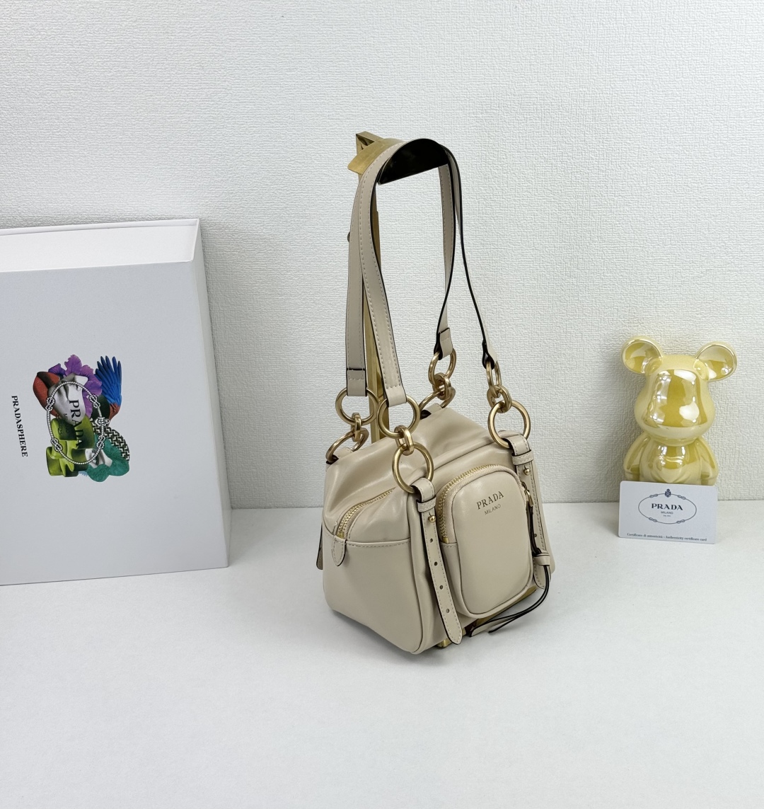 PRADA(プラダ)  肩掛け バッグ 15x15cm