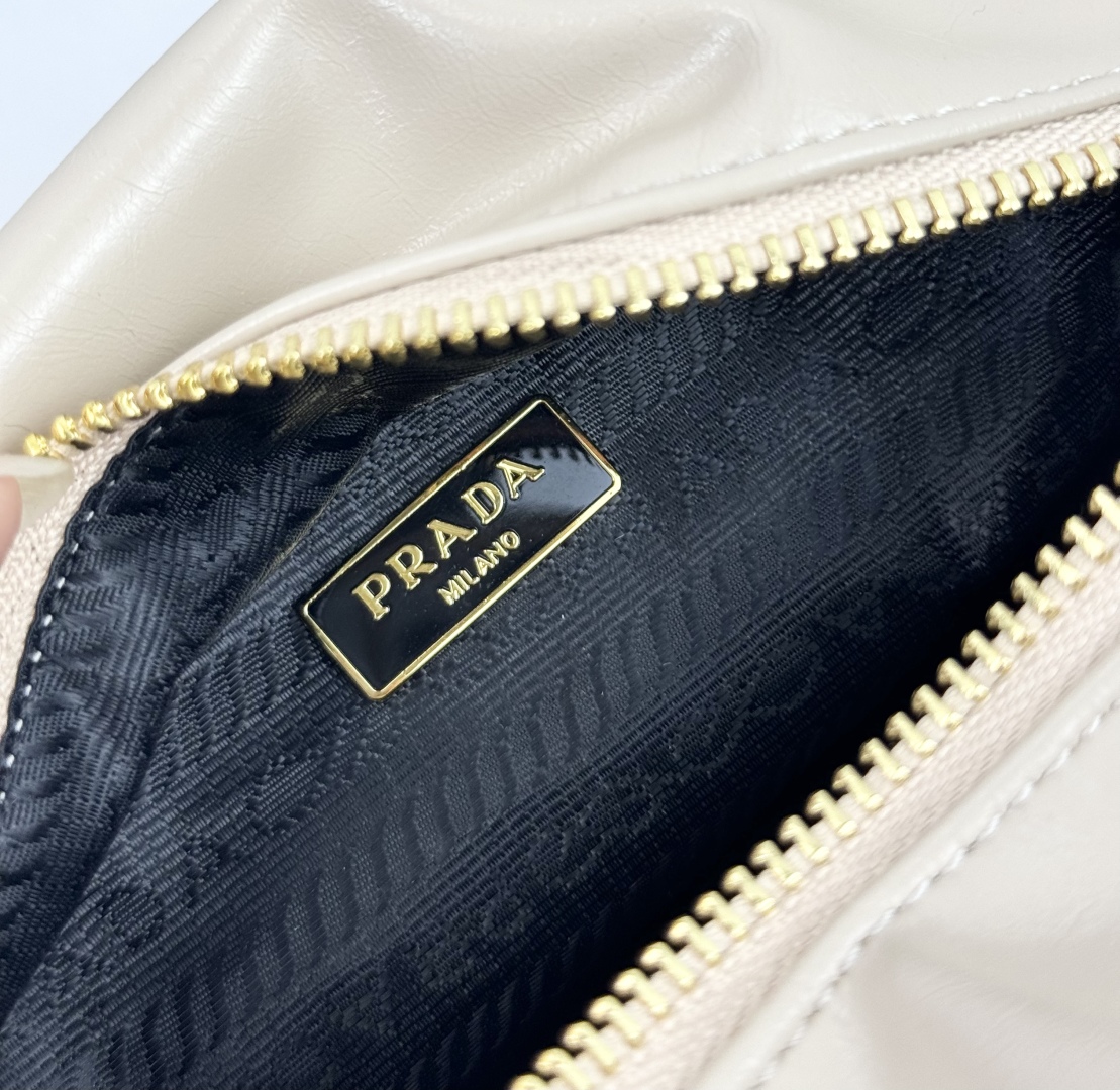 PRADA(プラダ)  肩掛け バッグ 15x15cm