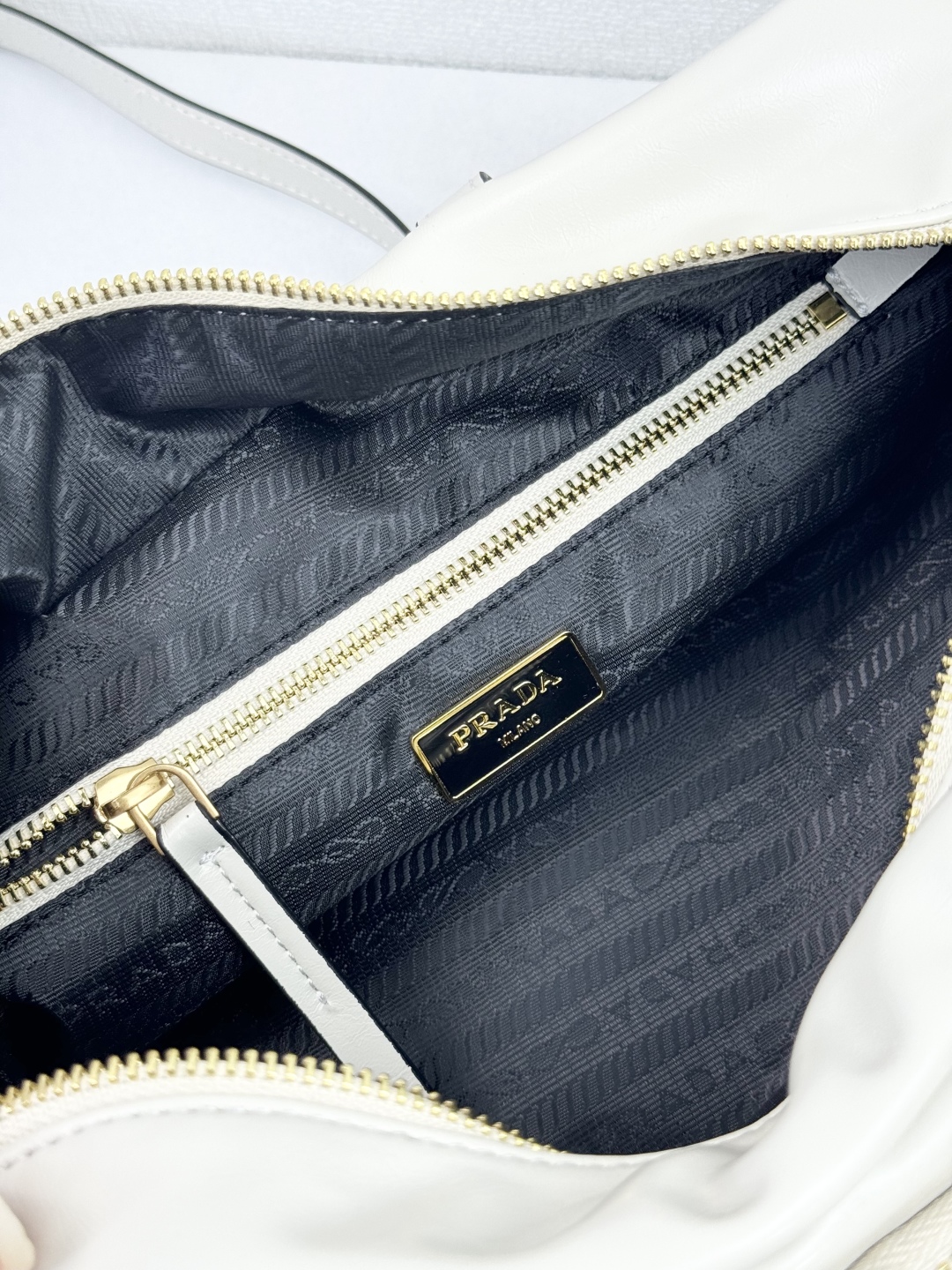 PRADA(プラダ)  肩掛け バッグ 30x14cm