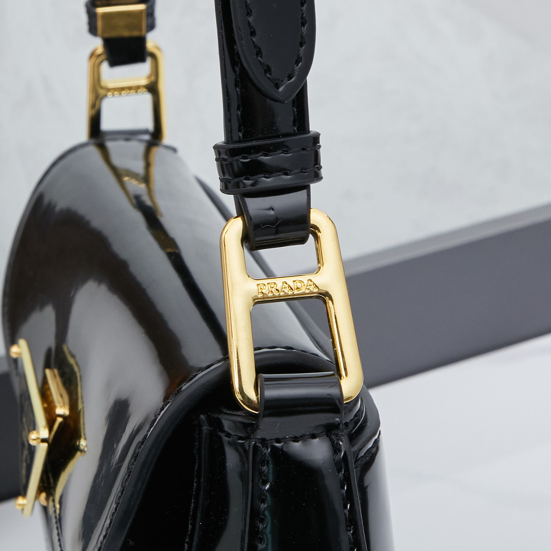 PRADA(プラダ)  ショルダー  バッグ 24x12x4cm