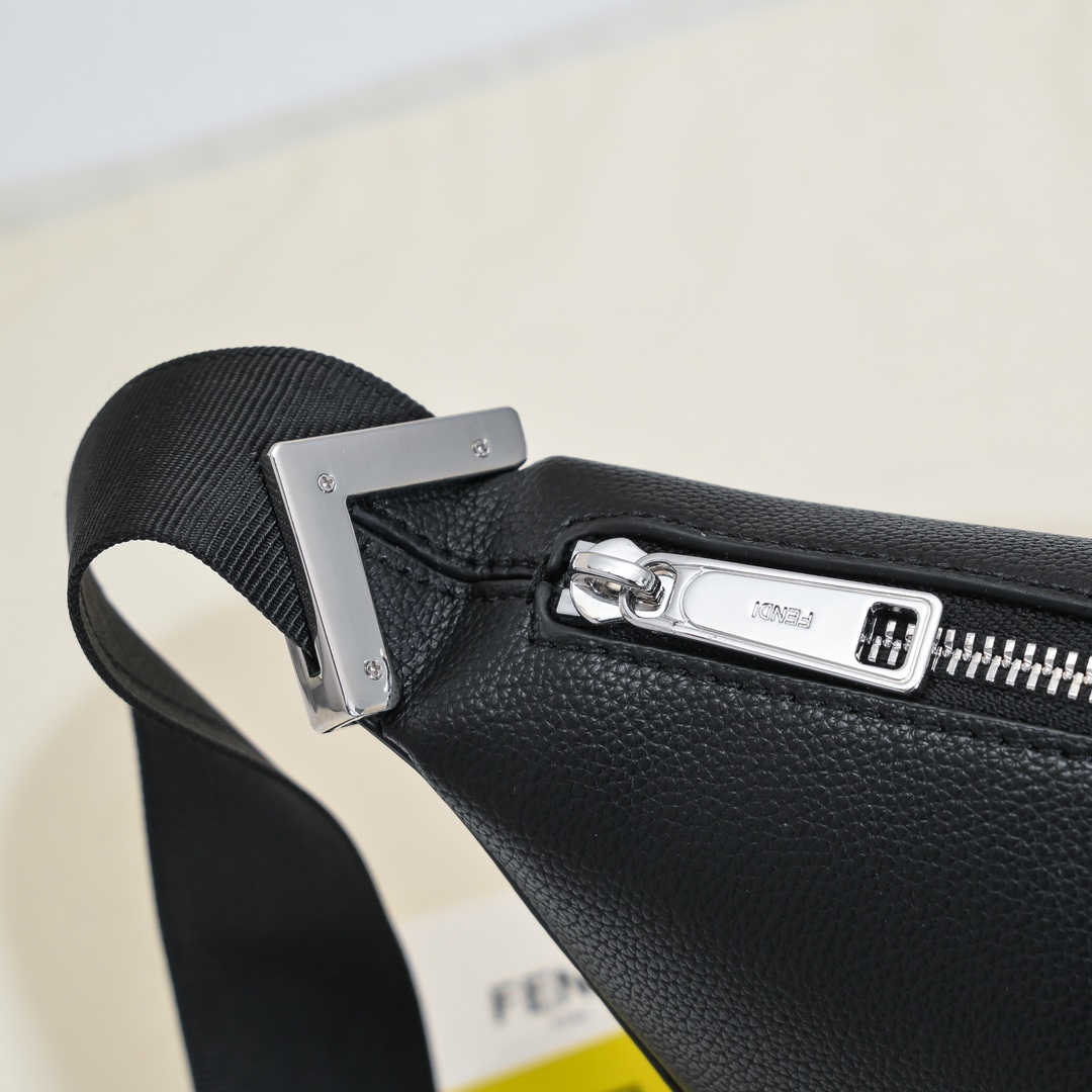 Fendi(フェンディ) ベルト バッグ 33x19cm