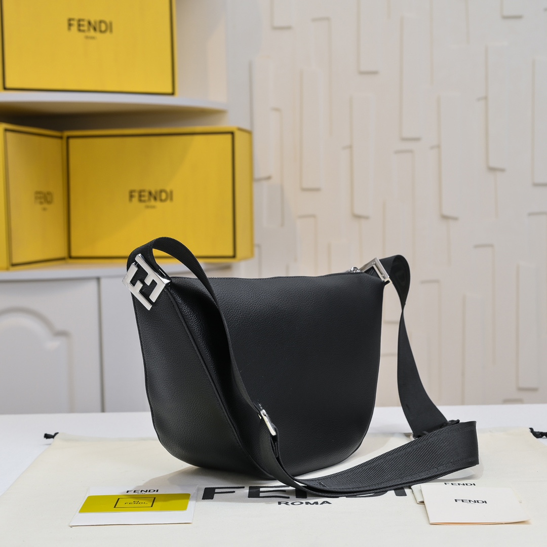 Fendi(フェンディ) ベルト バッグ 33x19cm