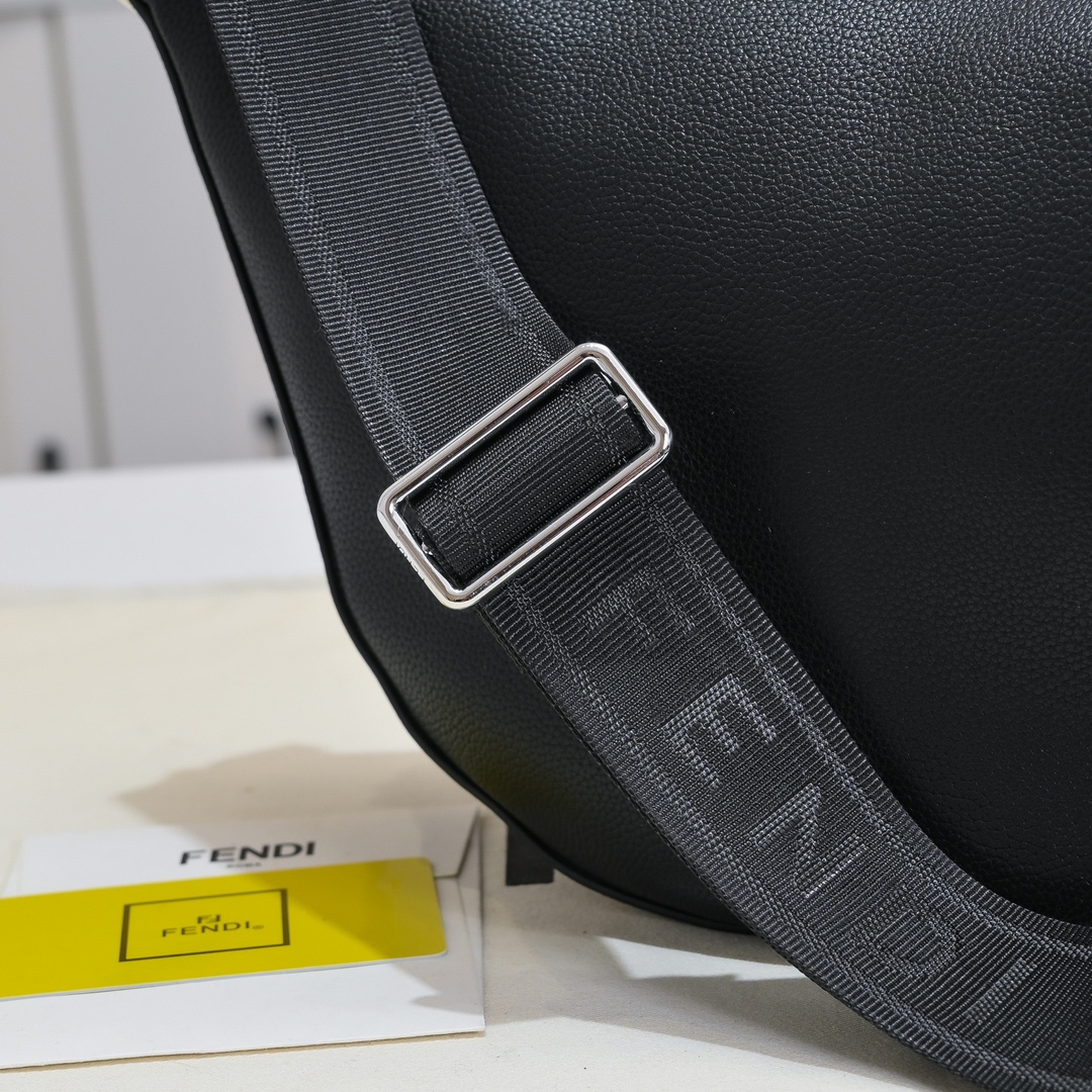 Fendi(フェンディ) ベルト バッグ 33x19cm