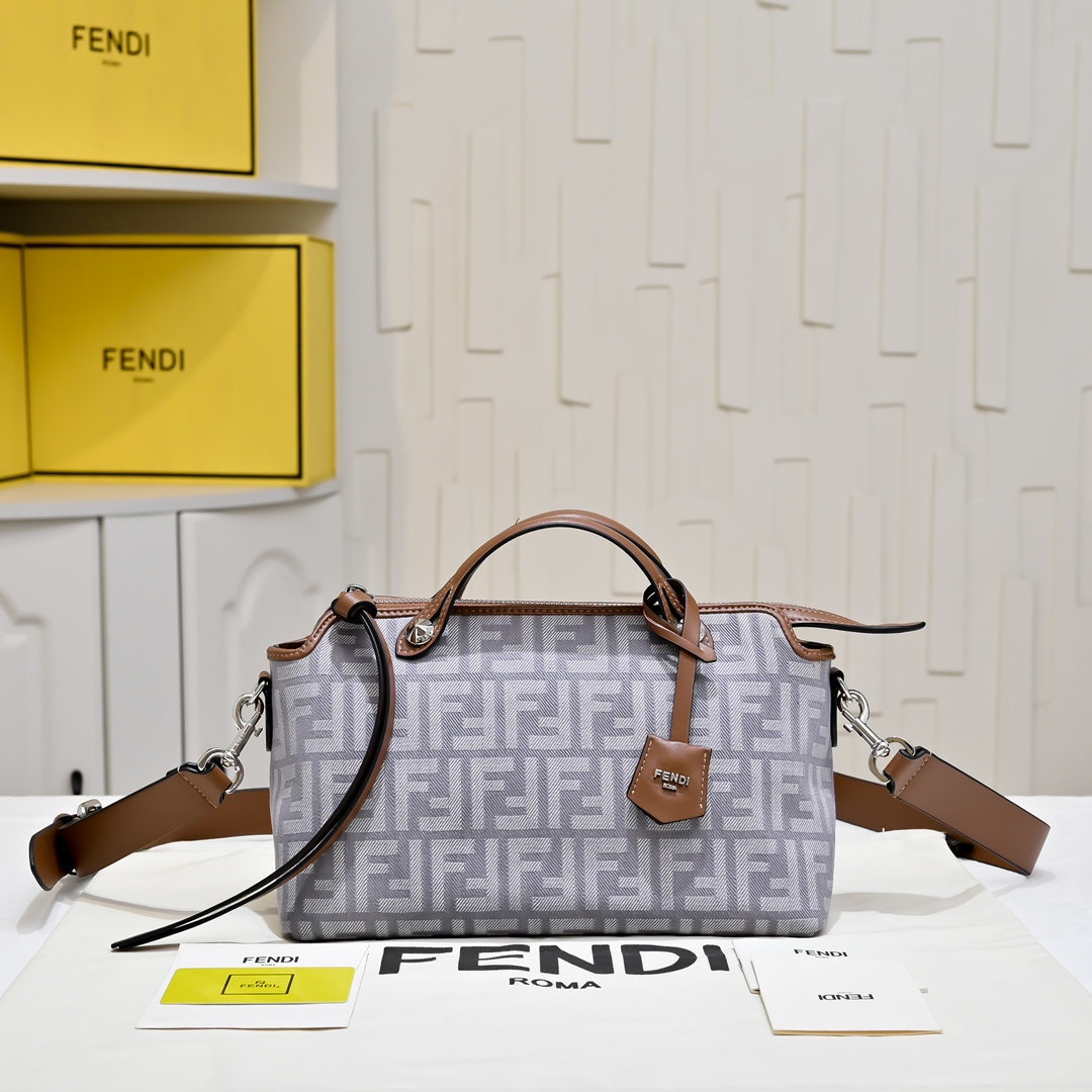 Fendi(フェンディ) ショルダー バッグ 26x18cm