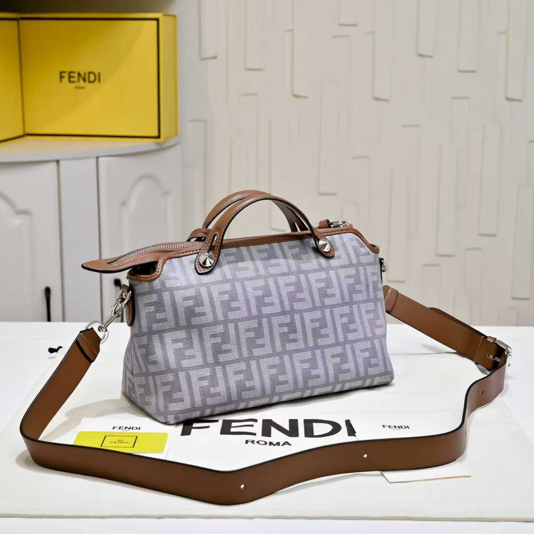Fendi(フェンディ) ショルダー バッグ 26x18cm