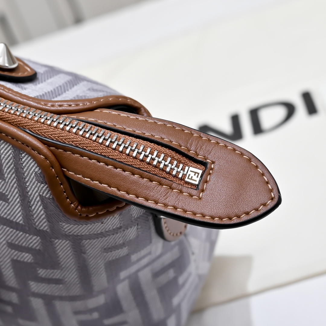 Fendi(フェンディ) ショルダー バッグ 26x18cm
