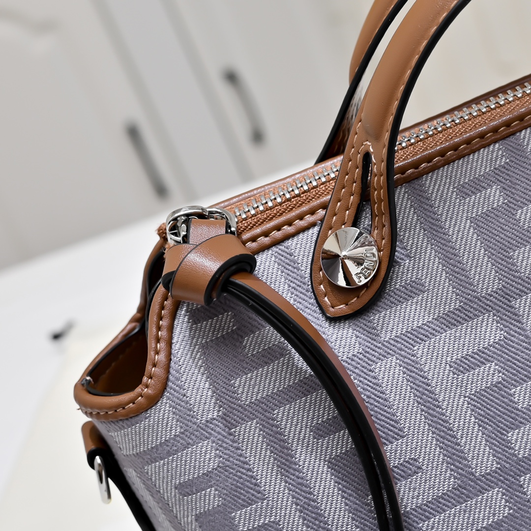 Fendi(フェンディ) ショルダー バッグ 26x18cm