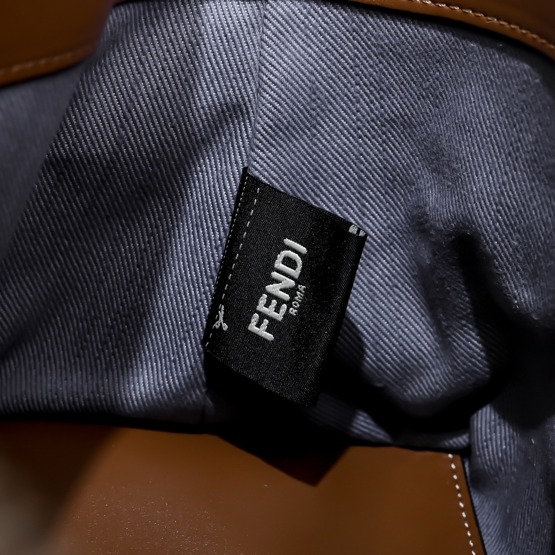 Fendi(フェンディ) ショルダー バッグ 26x18cm