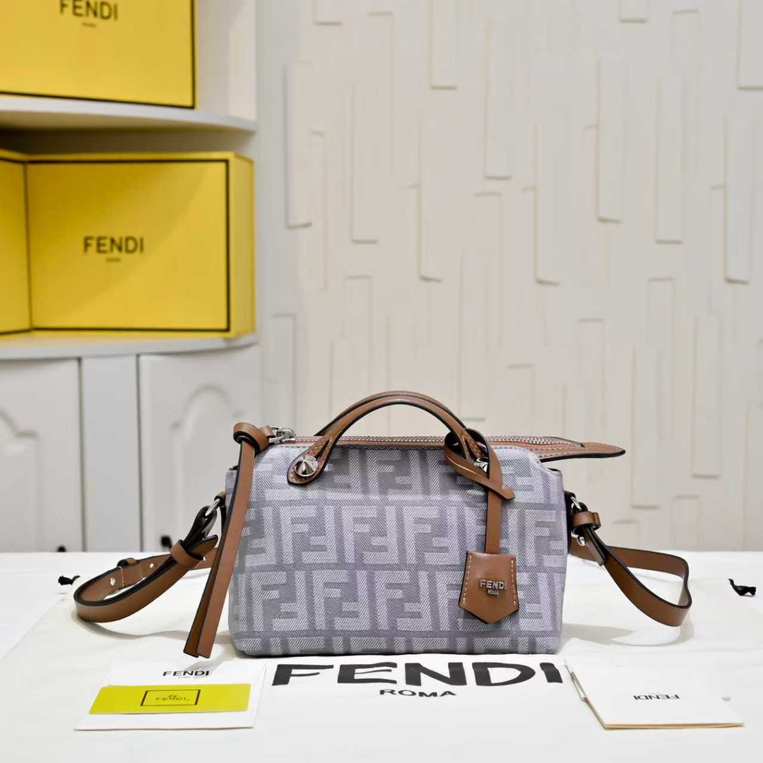 Fendi(フェンディ) ショルダー バッグ 20x13cm