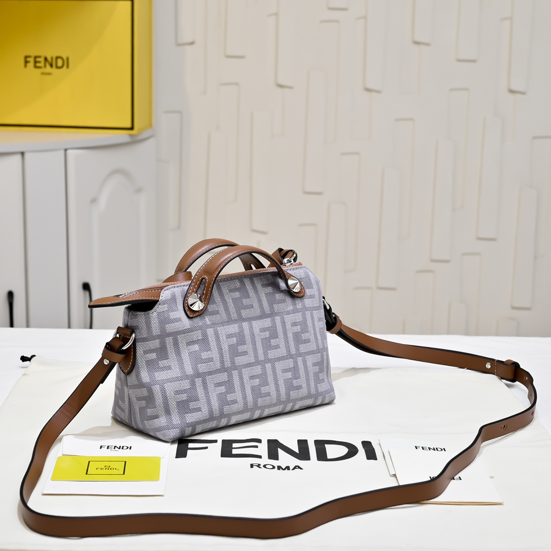 Fendi(フェンディ) ショルダー バッグ 20x13cm