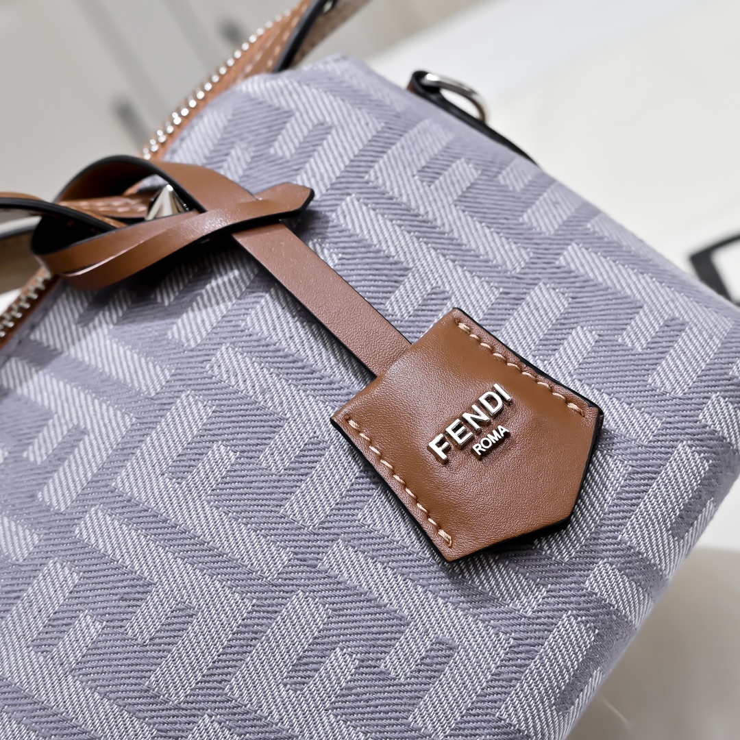 Fendi(フェンディ) ショルダー バッグ 20x13cm