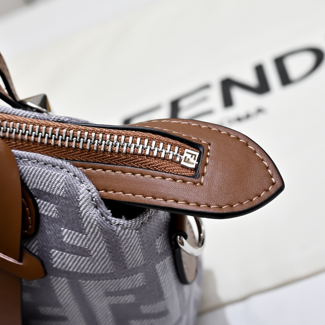 Fendi(フェンディ) ショルダー バッグ 20x13cm