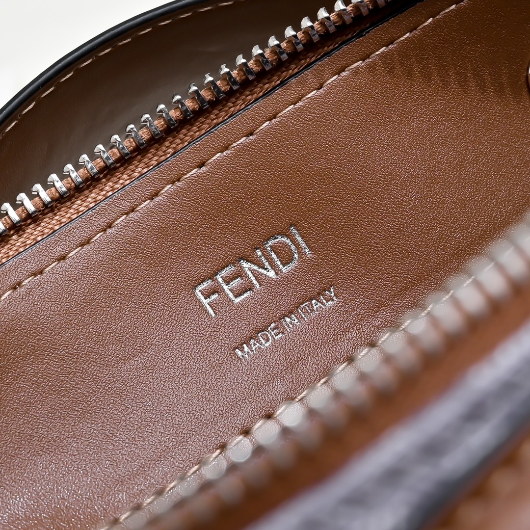 Fendi(フェンディ) ショルダー バッグ 20x13cm