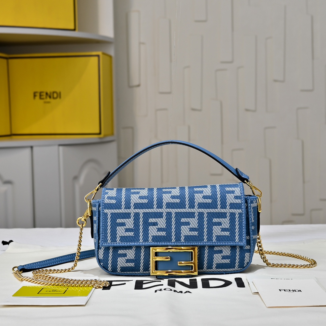 Fendi(フェンディ) 斜 めがけ バッグ 20x5x11cm