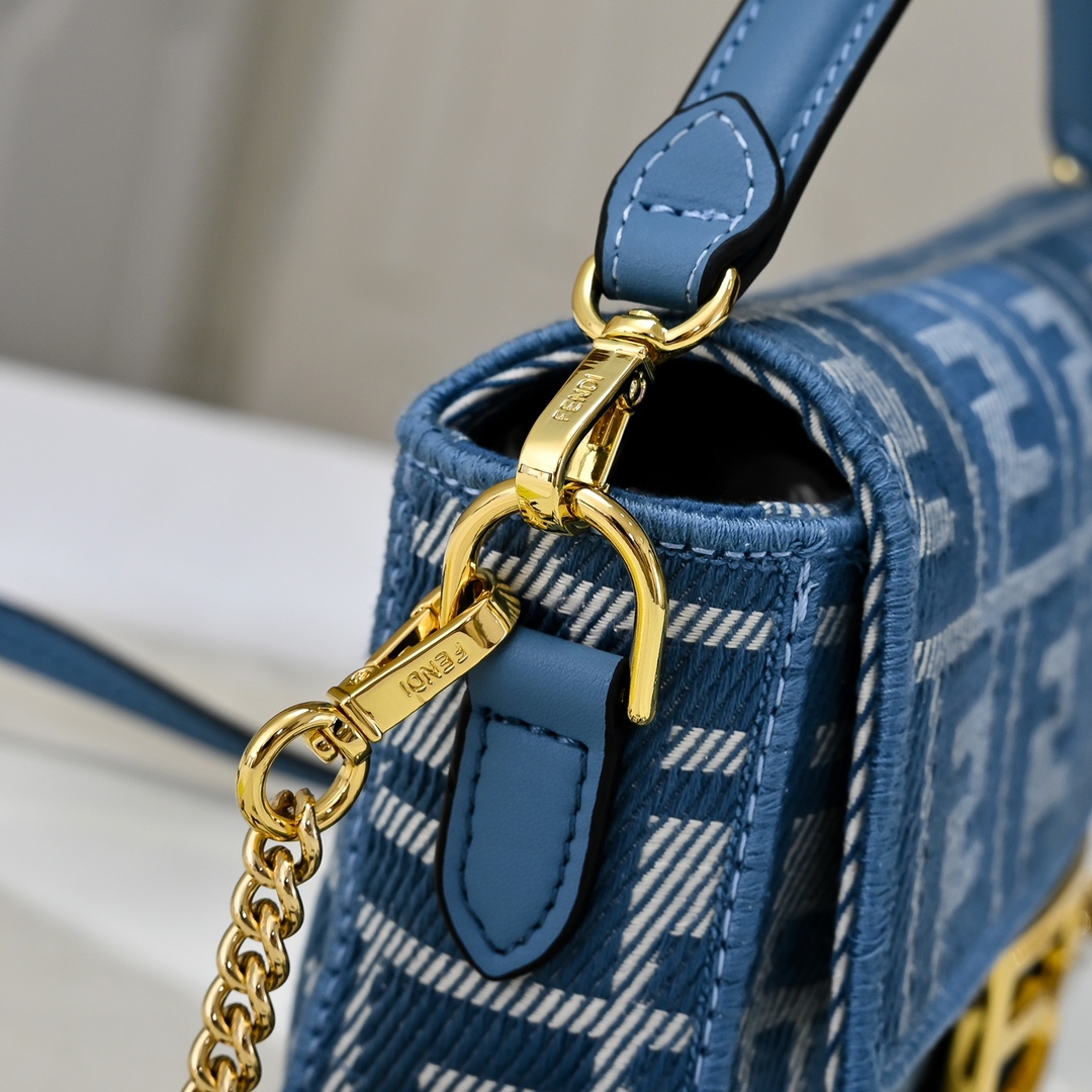 Fendi(フェンディ) 斜 めがけ バッグ 20x5x11cm