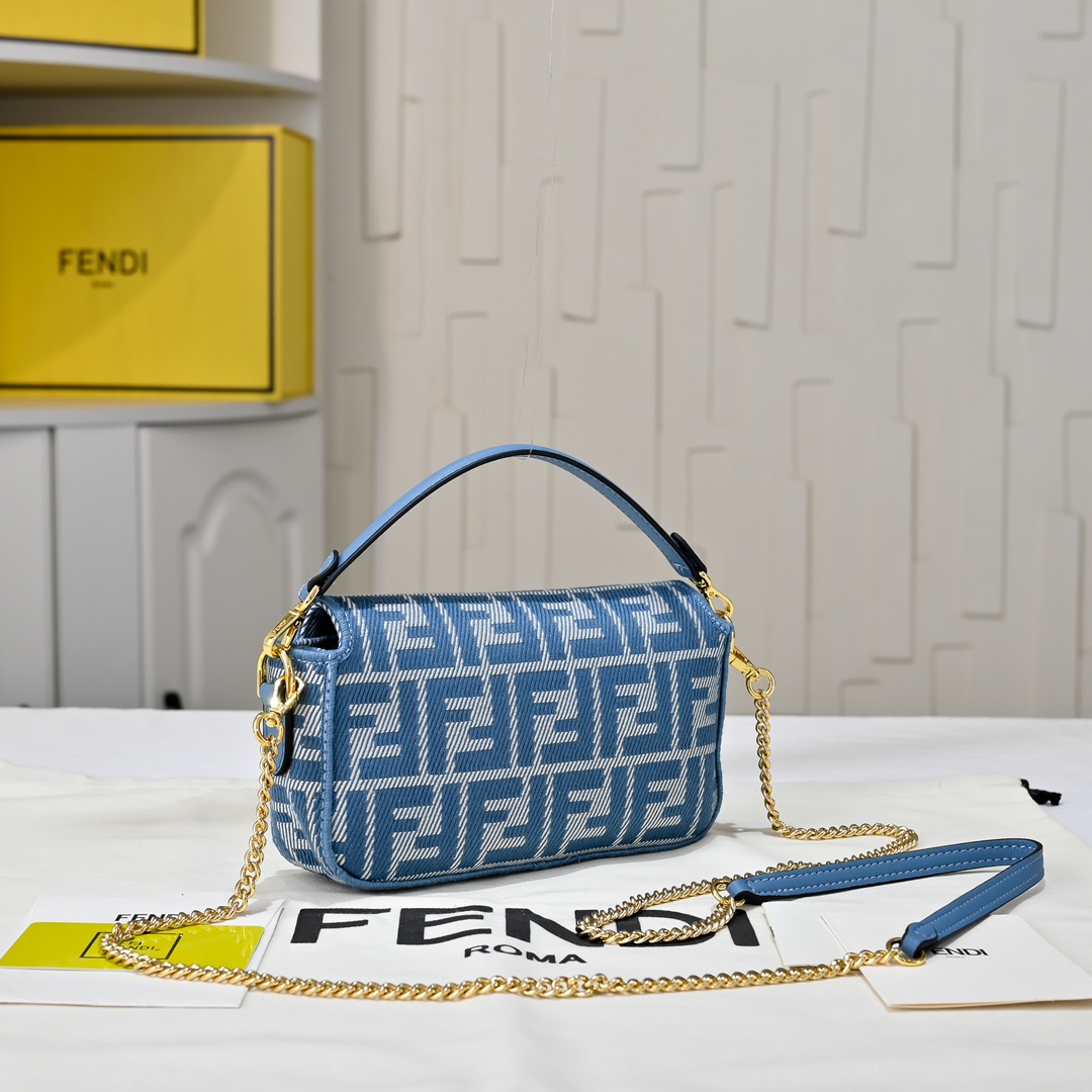 Fendi(フェンディ) 斜 めがけ バッグ 20x5x11cm