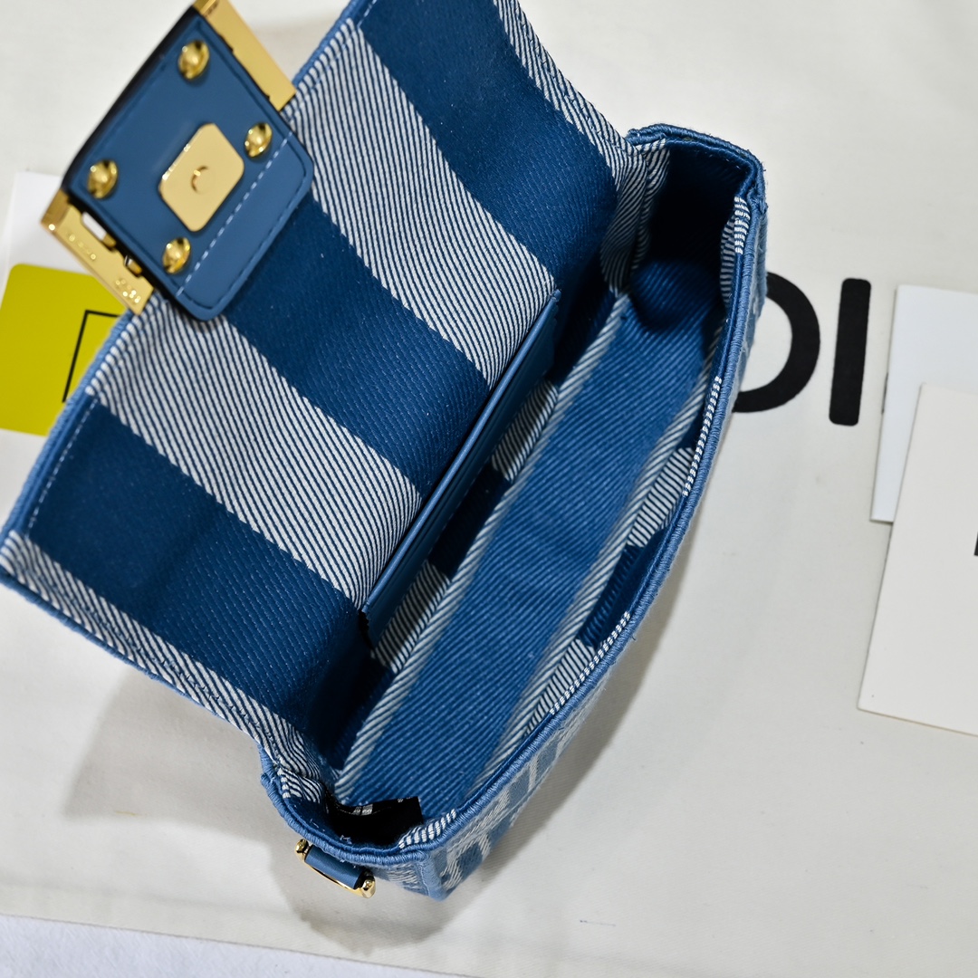 Fendi(フェンディ) 斜 めがけ バッグ 20x5x11cm