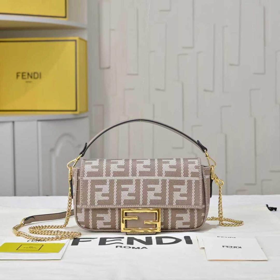 Fendi(フェンディ) 斜 めがけ バッグ 20x5x11cm