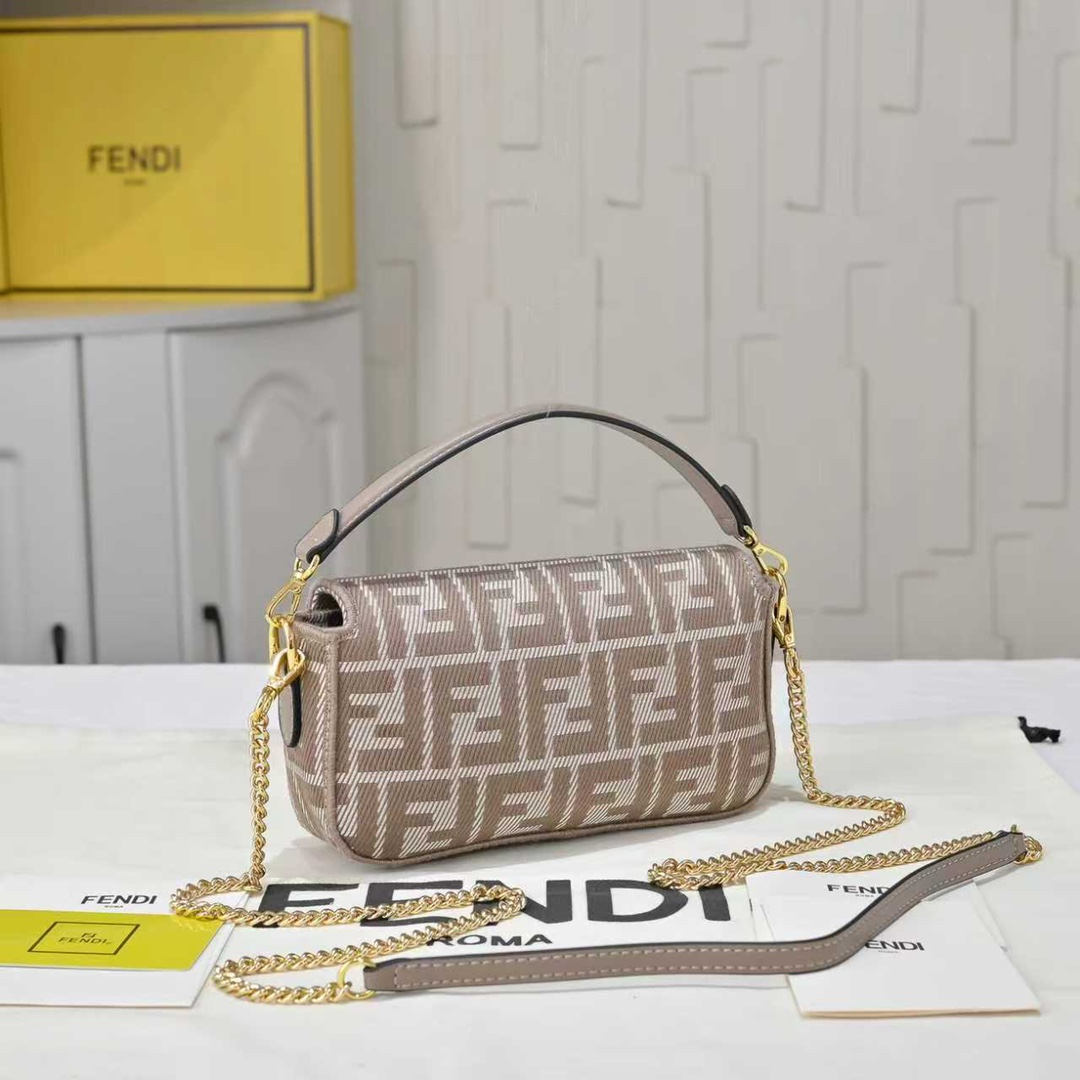 Fendi(フェンディ) 斜 めがけ バッグ 20x5x11cm