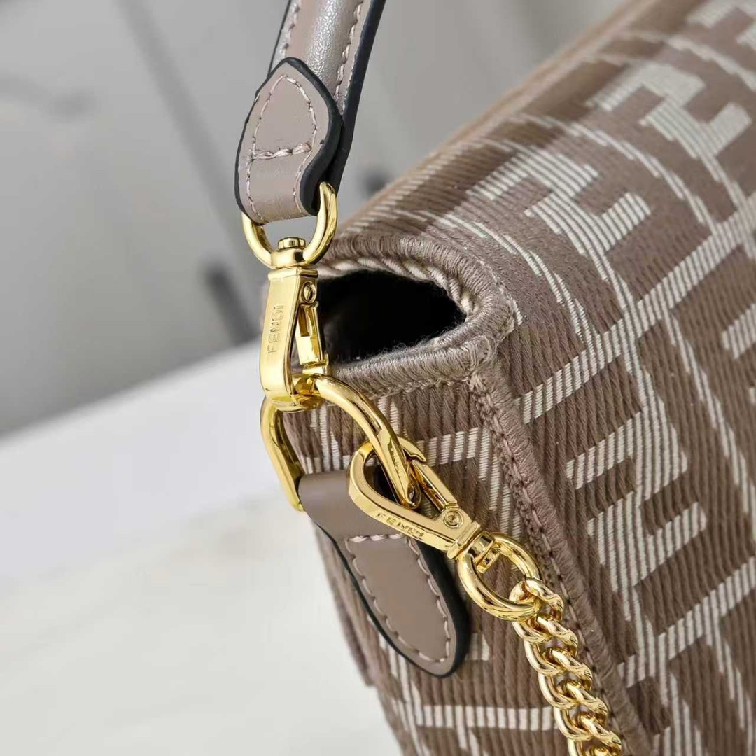 Fendi(フェンディ) 斜 めがけ バッグ 20x5x11cm