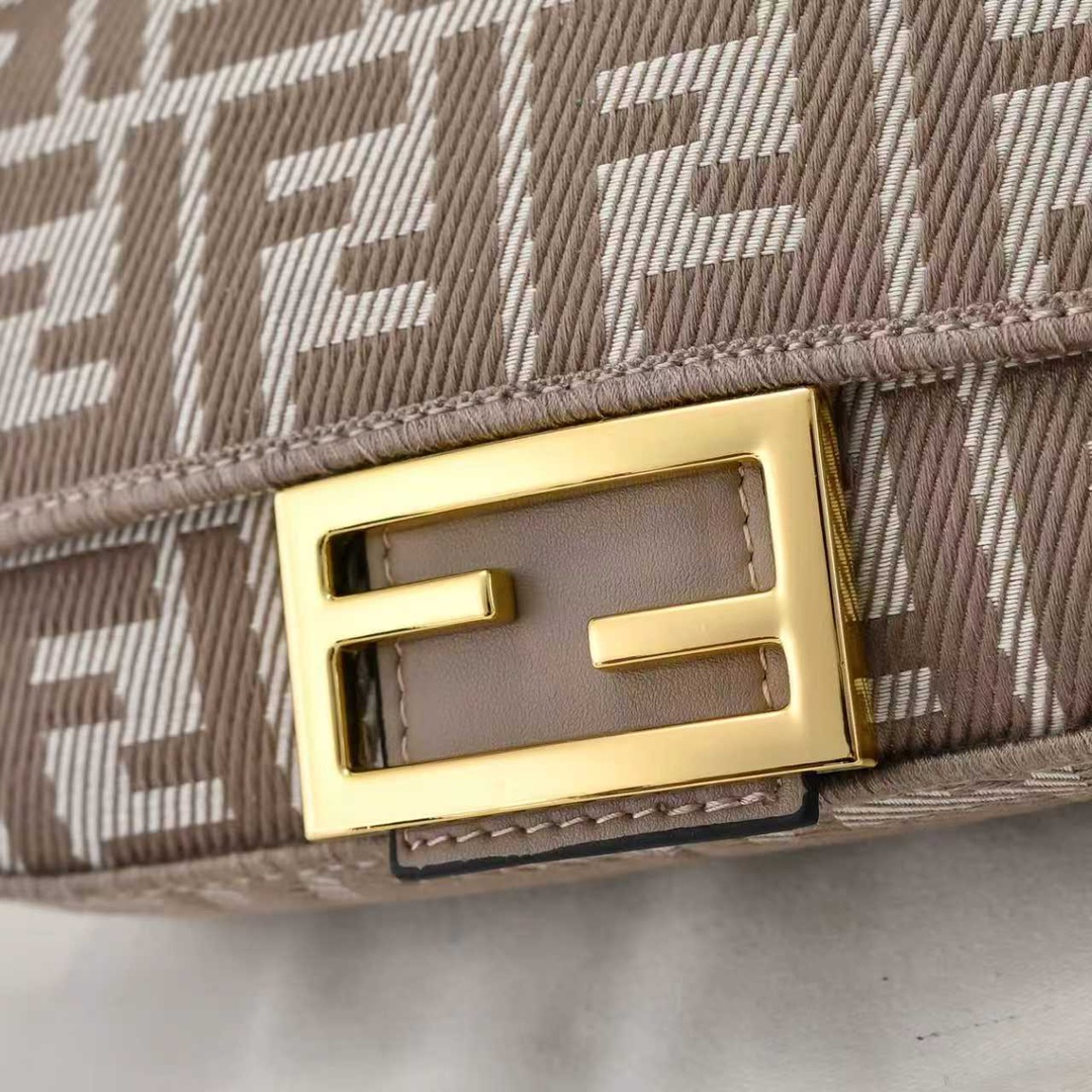Fendi(フェンディ) 斜 めがけ バッグ 20x5x11cm