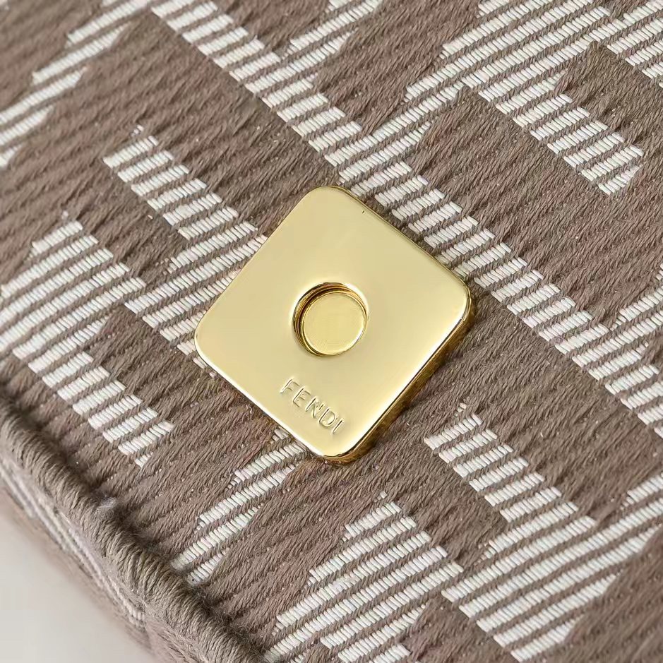 Fendi(フェンディ) 斜 めがけ バッグ 20x5x11cm