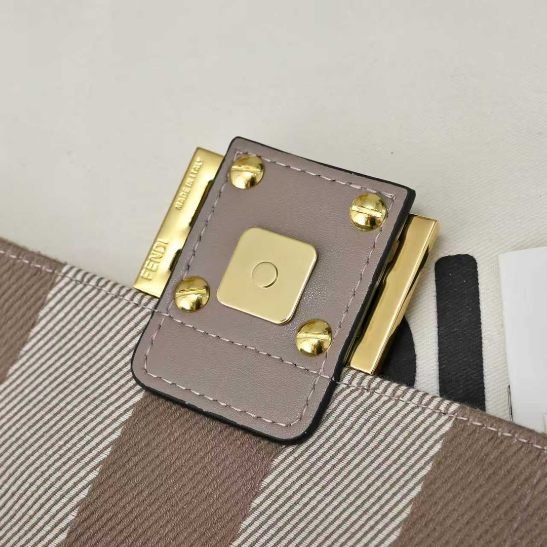 Fendi(フェンディ) 斜 めがけ バッグ 20x5x11cm