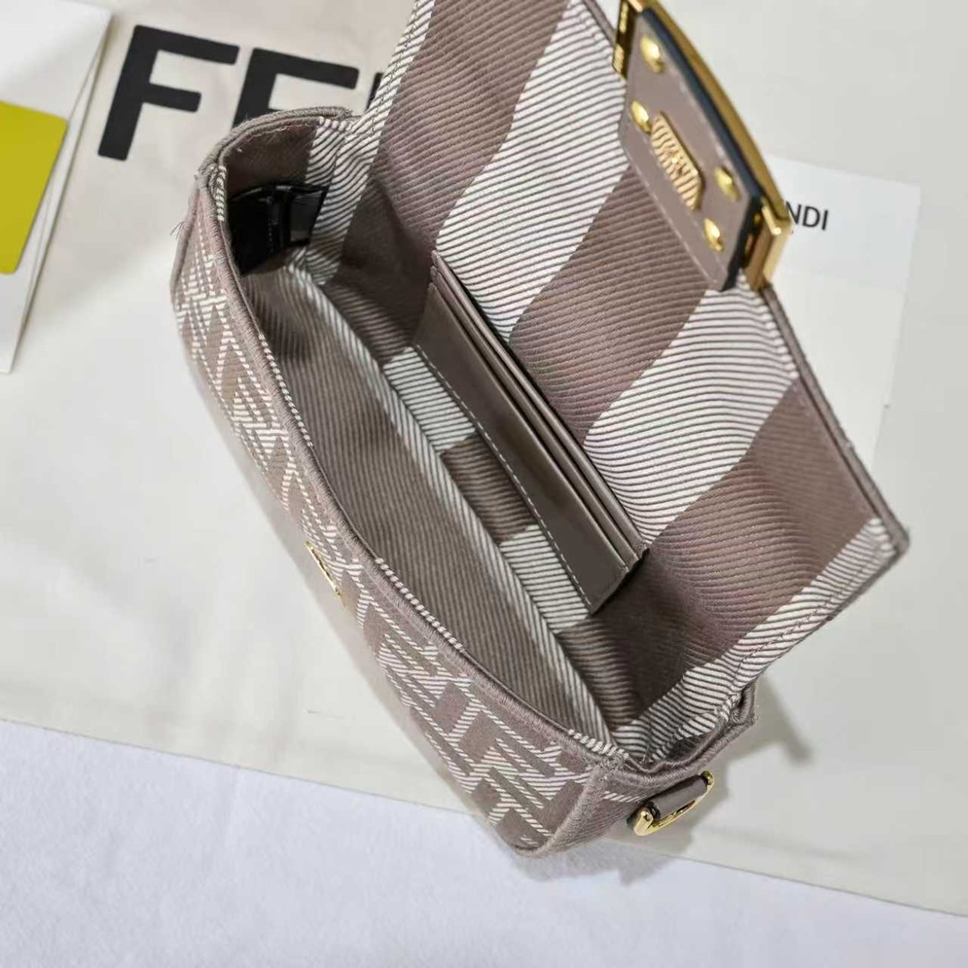 Fendi(フェンディ) 斜 めがけ バッグ 20x5x11cm