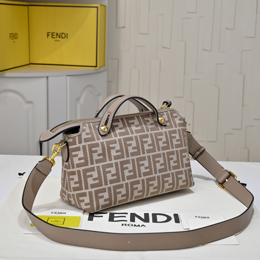 Fendi(フェンディ) 斜 めがけ バッグ 29x19x14cm