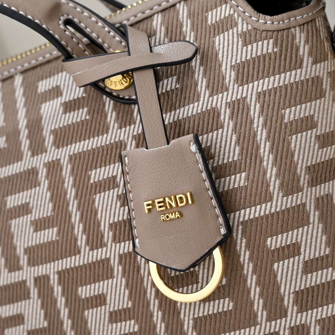 Fendi(フェンディ) 斜 めがけ バッグ 29x19x14cm