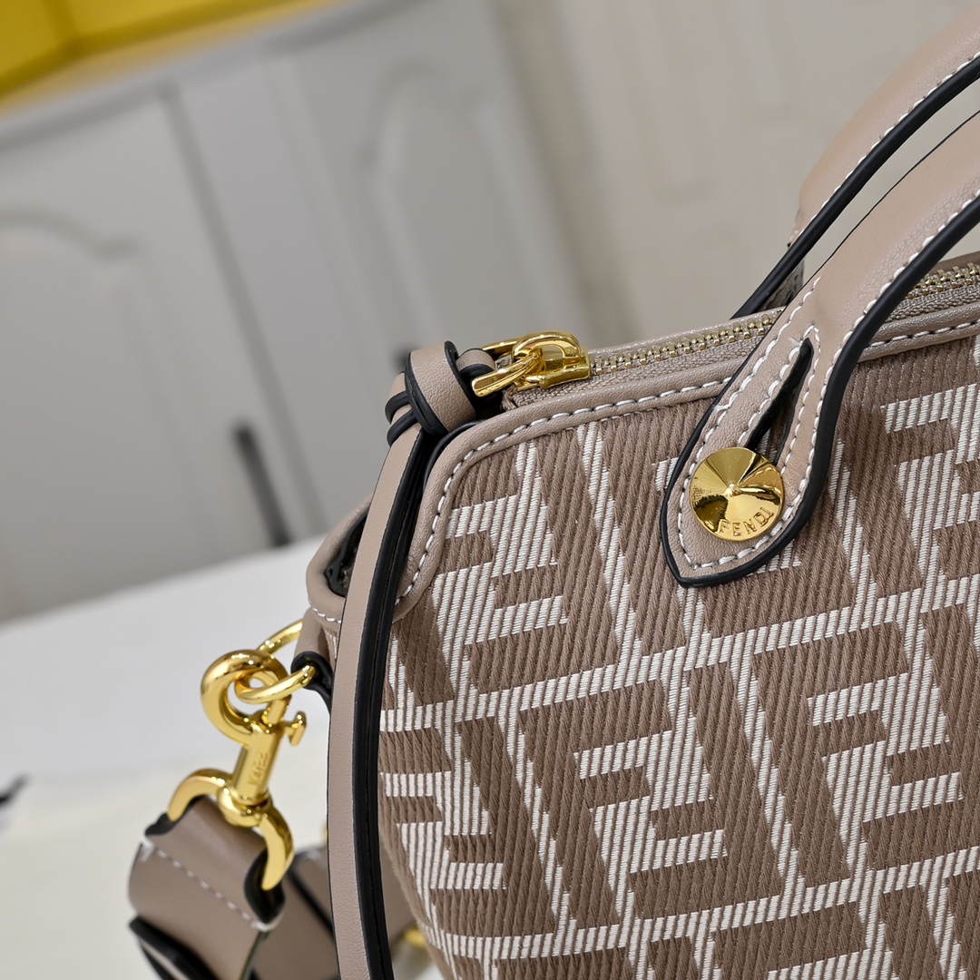 Fendi(フェンディ) 斜 めがけ バッグ 29x19x14cm
