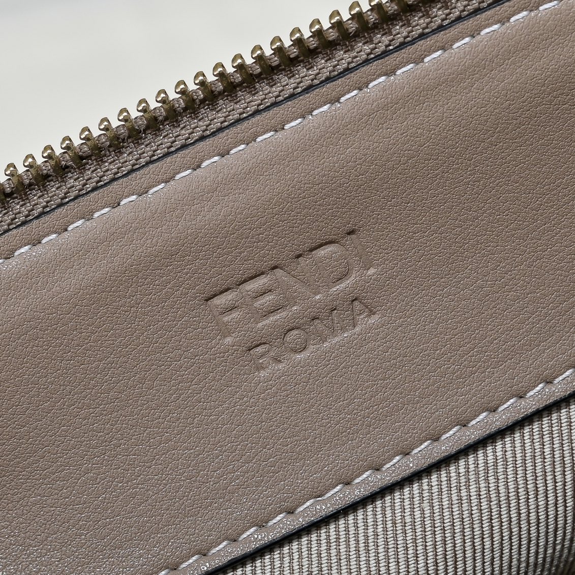 Fendi(フェンディ) 斜 めがけ バッグ 29x19x14cm