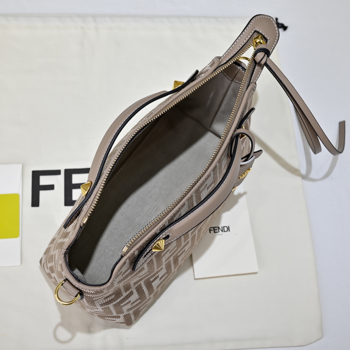 Fendi(フェンディ) 斜 めがけ バッグ 29x19x14cm