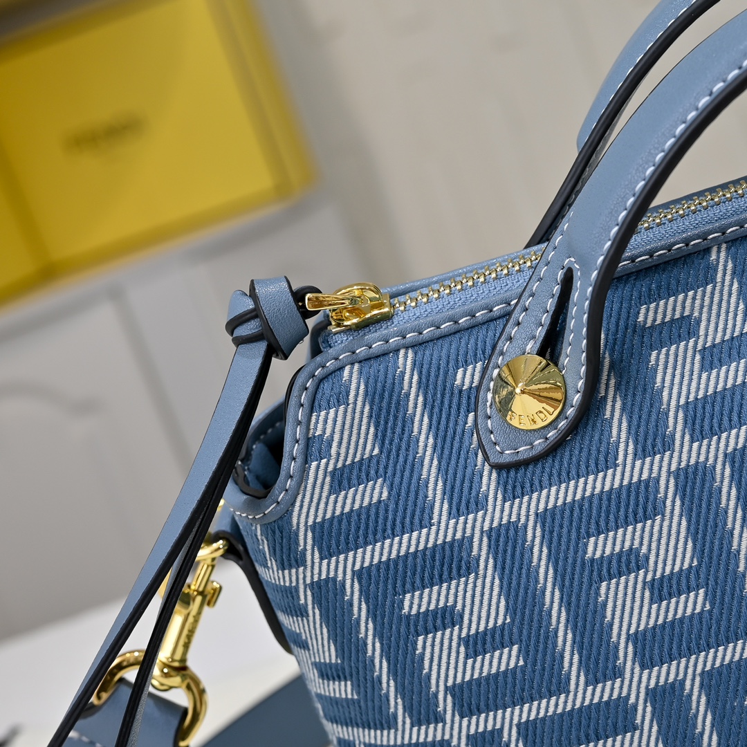 Fendi(フェンディ) 斜 めがけ バッグ 29x19x14cm