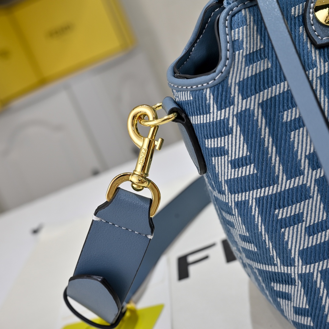 Fendi(フェンディ) 斜 めがけ バッグ 29x19x14cm