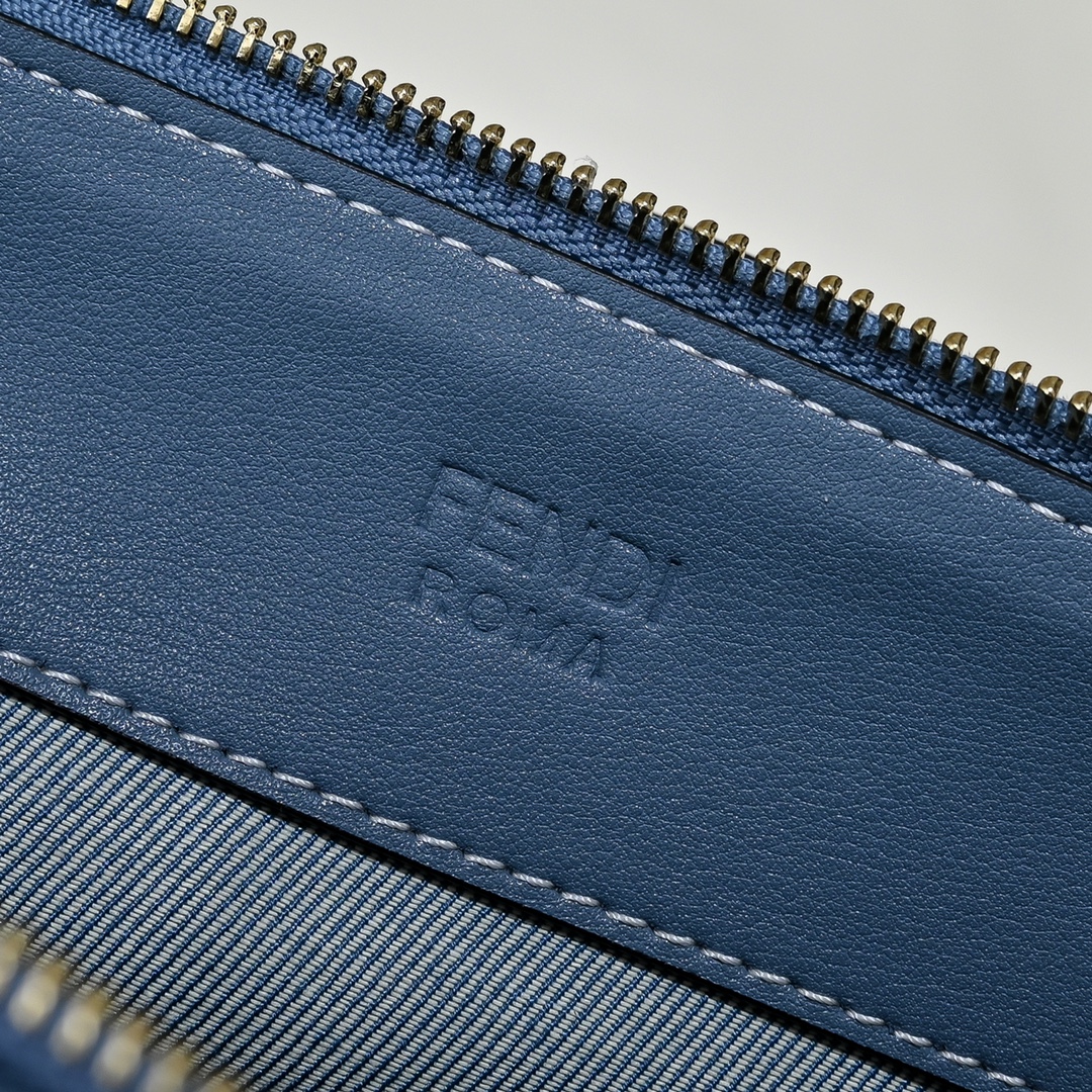 Fendi(フェンディ) 斜 めがけ バッグ 29x19x14cm