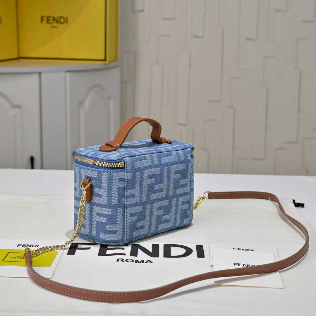 Fendi(フェンディ) 斜 めがけ バッグ 16x8x11cm