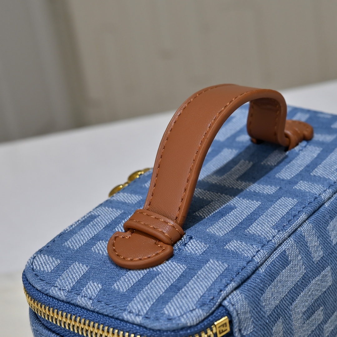 Fendi(フェンディ) 斜 めがけ バッグ 16x8x11cm