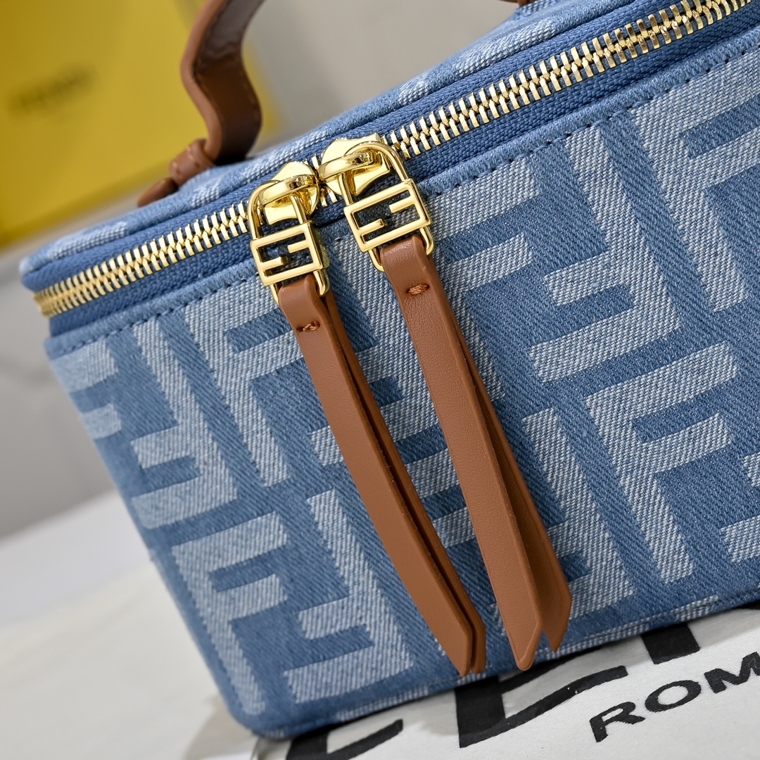 Fendi(フェンディ) 斜 めがけ バッグ 16x8x11cm