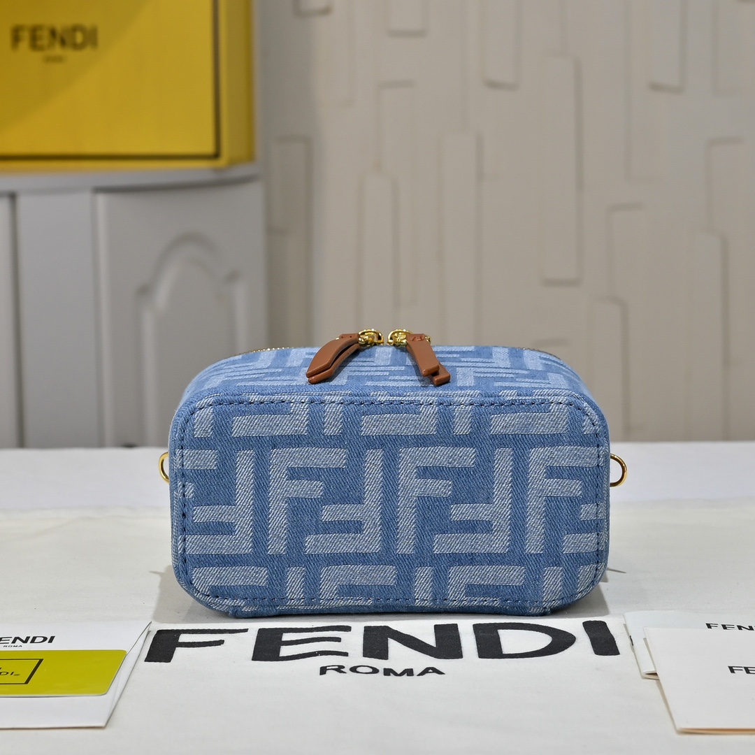 Fendi(フェンディ) 斜 めがけ バッグ 16x8x11cm